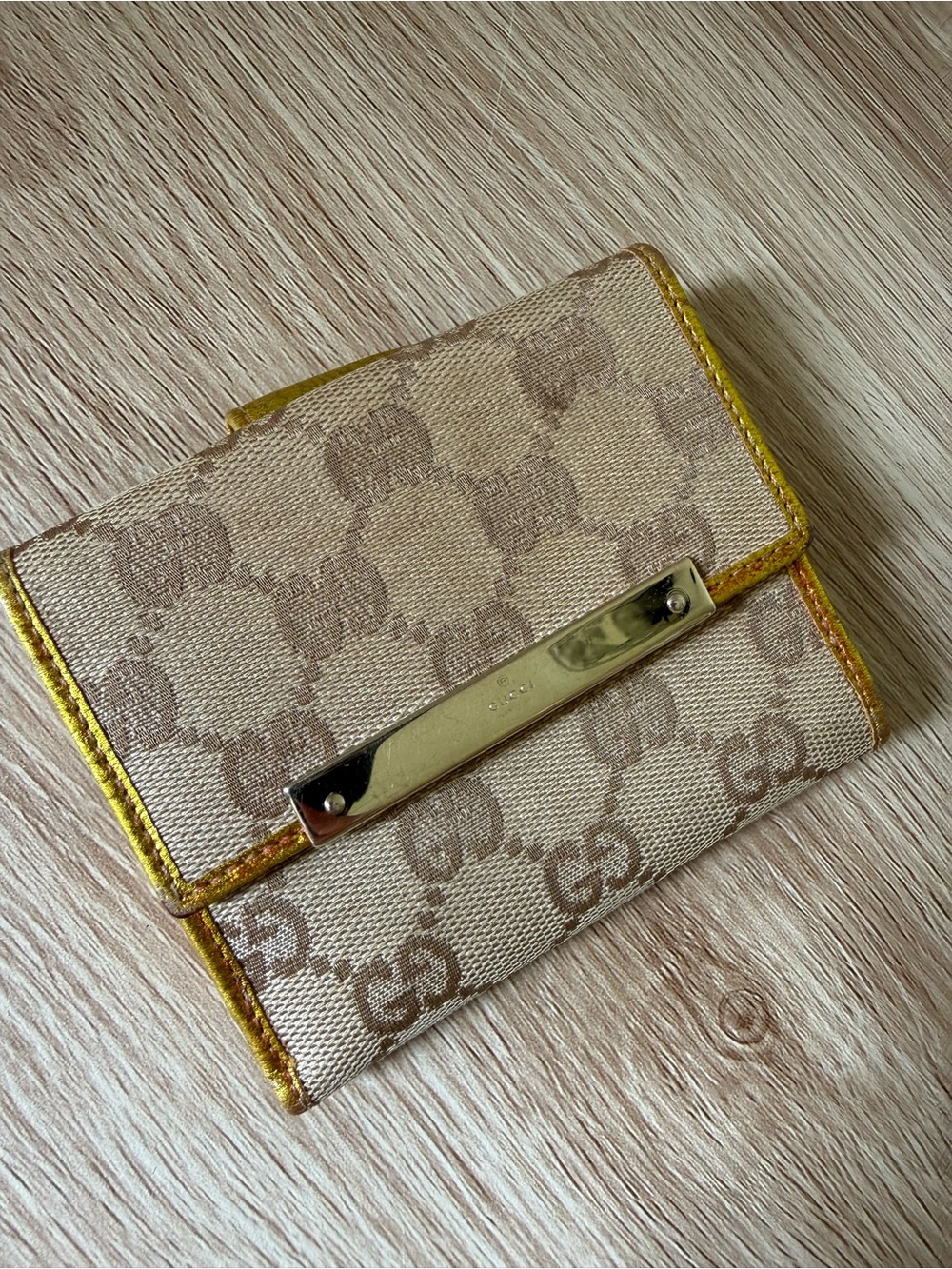 Limited Edition Gucci Beige Monogram Canvas Wallet with a Gold Metallic Leather - Picture 4 of 12